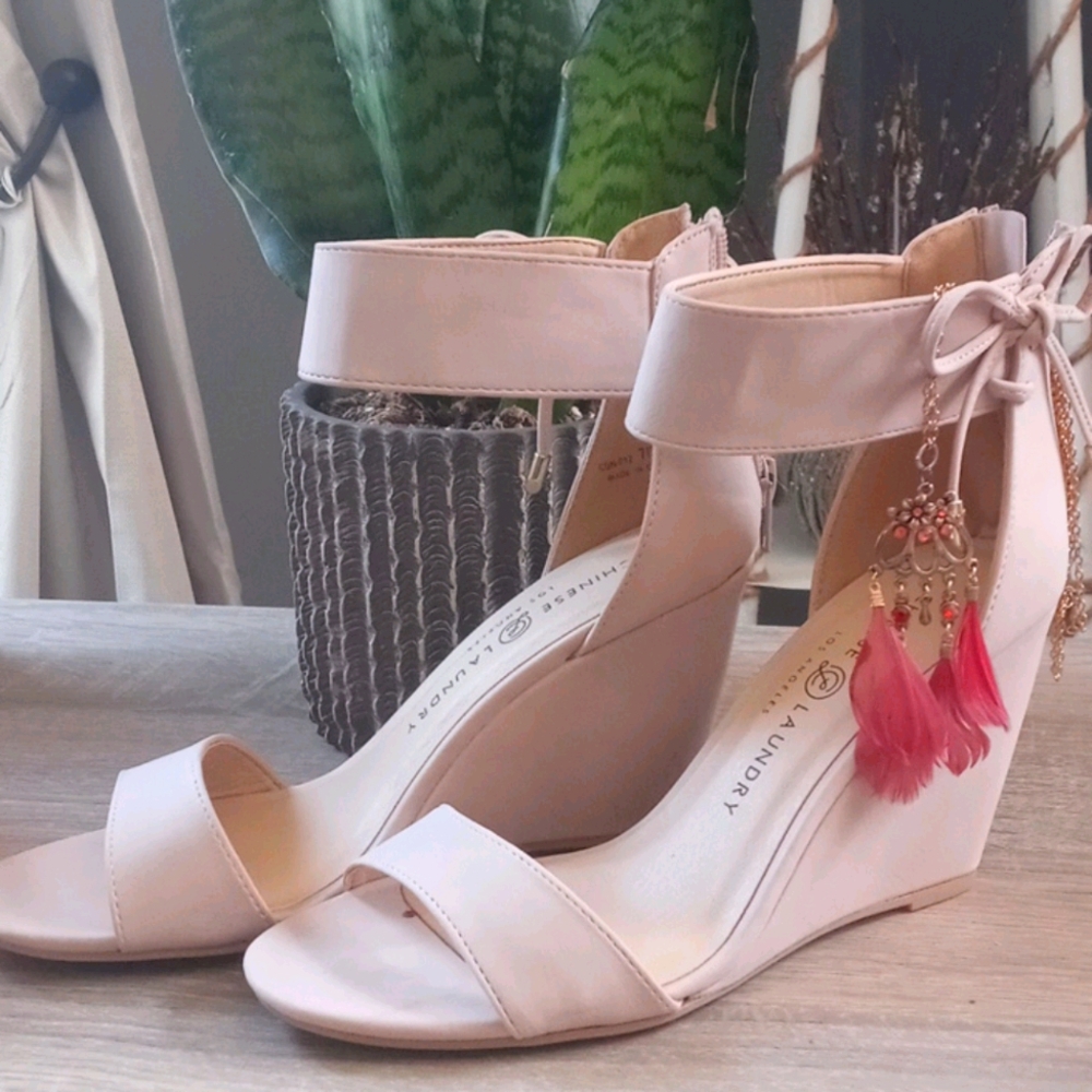Women's size 7M Chinese Laundry wedges